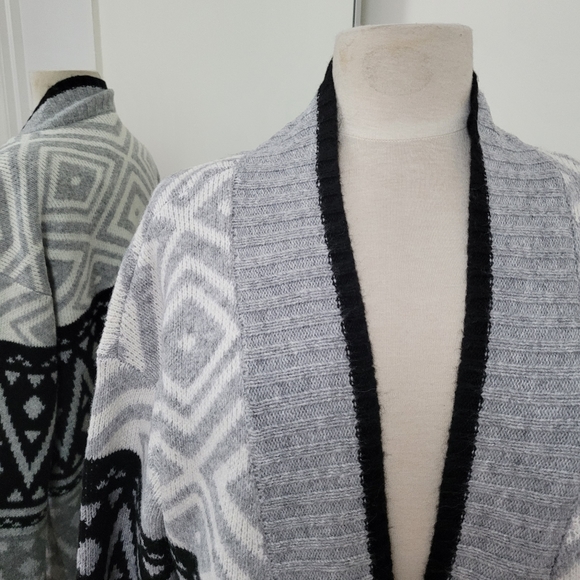 NWT Long Printed Knitted Aztec Geometric pattern Cardigan Black Gray - Picture 7 of 11